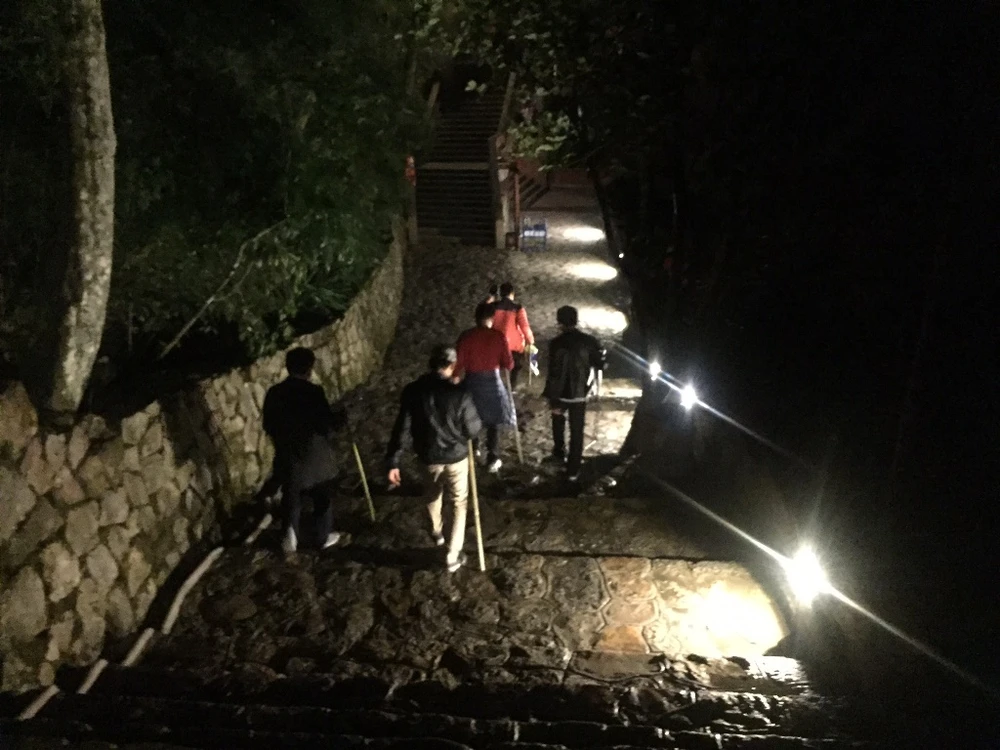 Hành hương lên Yên Tử lúc nửa đêm ảnh 3 Hành hương lên Yên Tử lúc nửa đêm ảnh 3