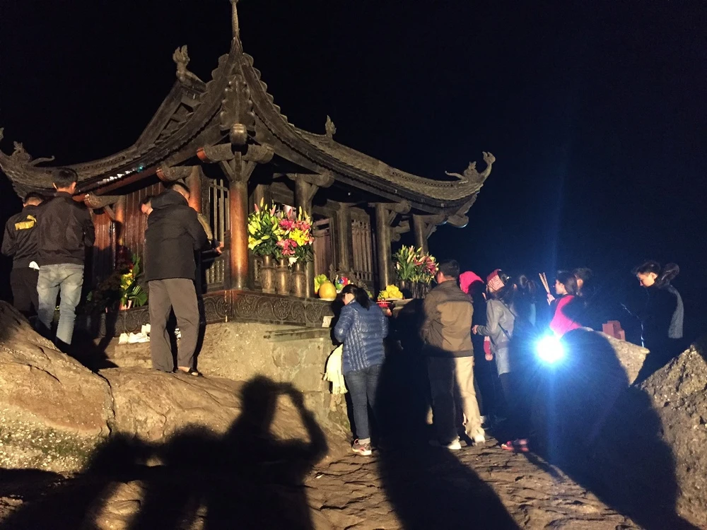 Hành hương lên Yên Tử lúc nửa đêm ảnh 8 Hành hương lên Yên Tử lúc nửa đêm ảnh 8