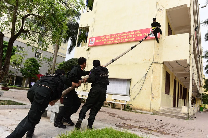Sinh viên cảnh sát tập bắn súng, trấn áp tội phạm ảnh 7