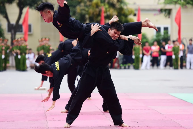 Sinh viên cảnh sát tập bắn súng, trấn áp tội phạm ảnh 6