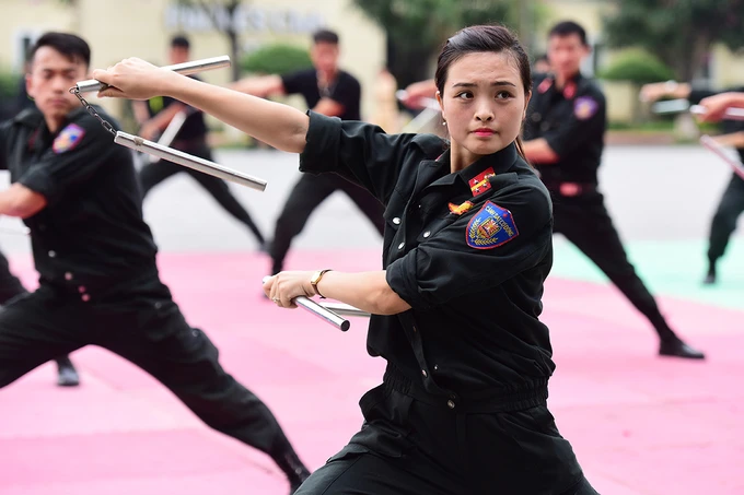 Sinh viên cảnh sát tập bắn súng, trấn áp tội phạm ảnh 8