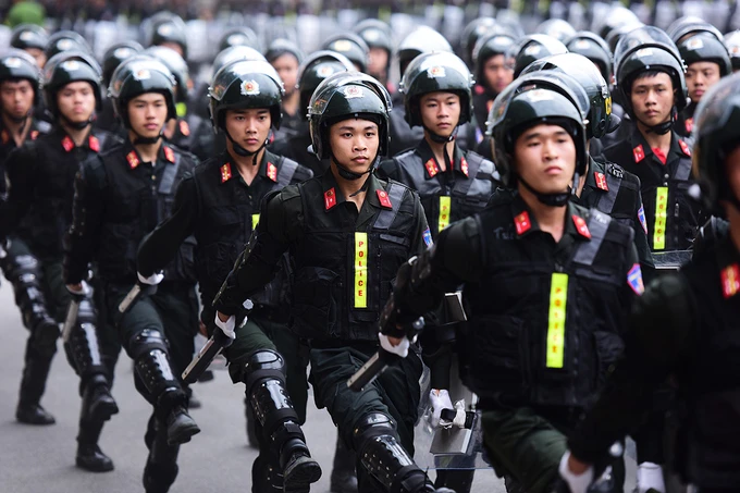 Sinh viên cảnh sát tập bắn súng, trấn áp tội phạm ảnh 1