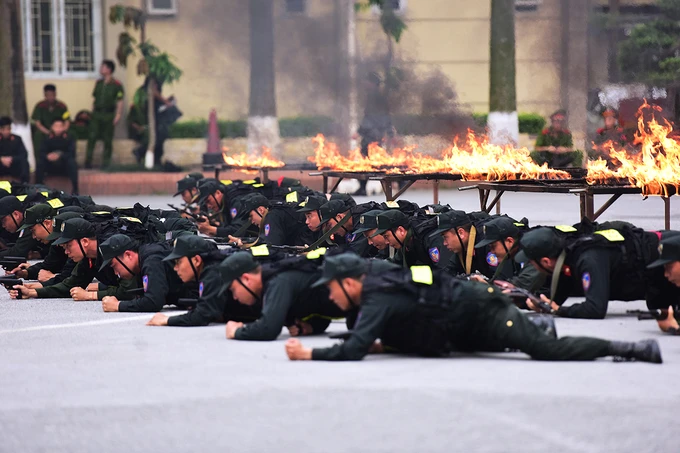 Sinh viên cảnh sát tập bắn súng, trấn áp tội phạm ảnh 2
