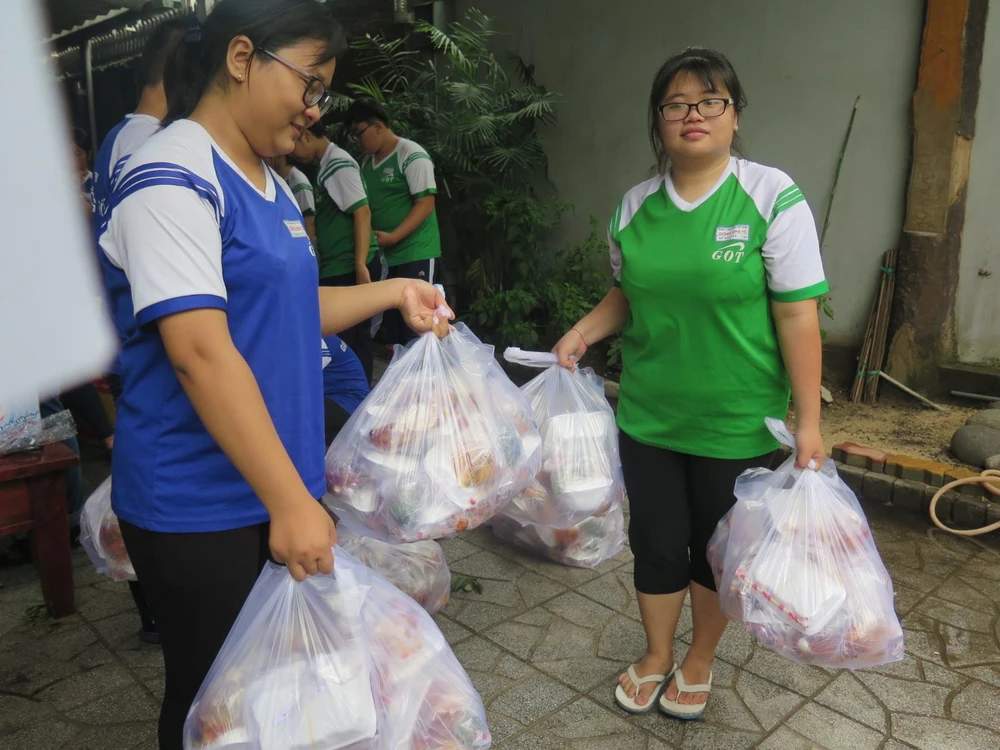 Phụ huynh tổ chức nấu cơm phục vụ thí sinh đi thi ảnh 9