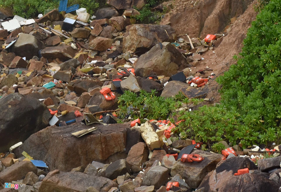 'Nghĩa địa' tàu hàng bị chìm sau bão số 12 ở Quy Nhơn ảnh 12