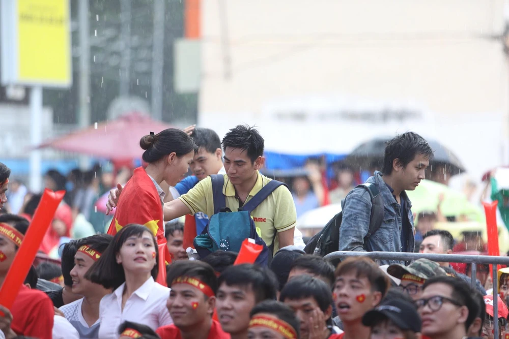 Cổ động viên đội mưa cổ vũ cho U23 Việt Nam ảnh 11