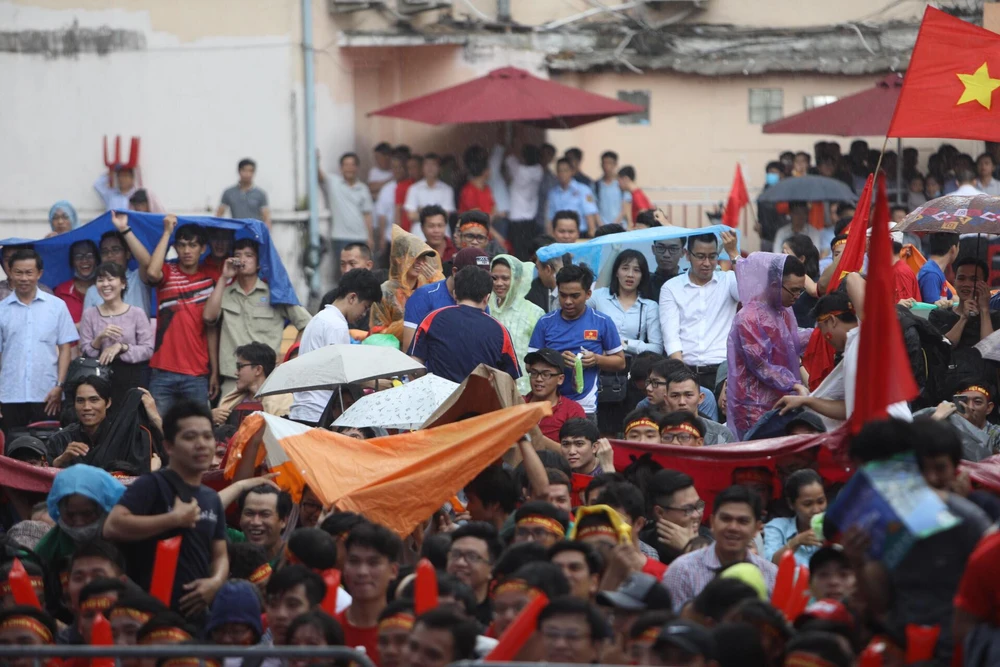 Cổ động viên đội mưa cổ vũ cho U23 Việt Nam ảnh 12