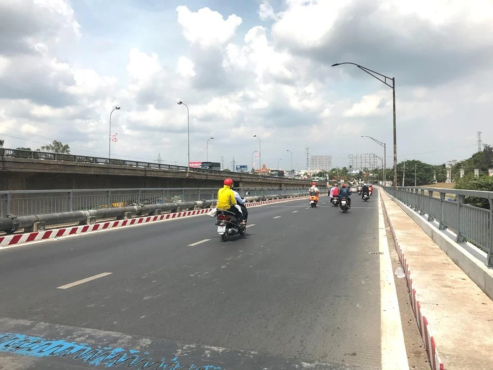 Dòng xe nối đuôi nhau trên QL1A, đường về miền Tây kẹt cứng ảnh 10