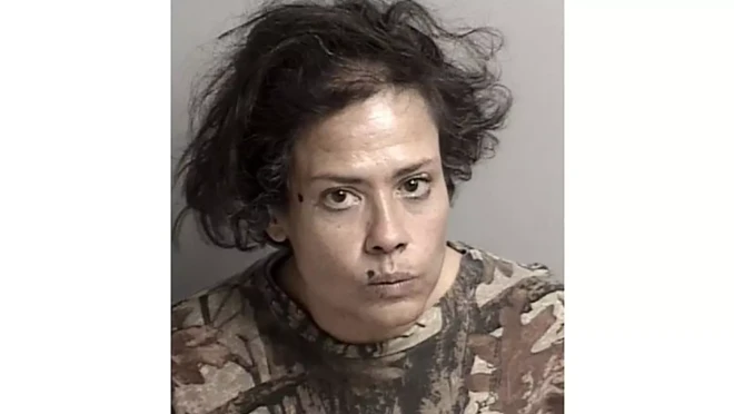 Bị bắt vì liếm hàng trong siêu thị ảnh 1