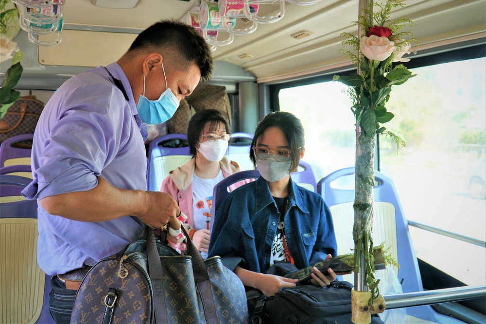 Anh tài xế xe buýt bỏ tiền túi mua hoa, quà tặng chị em ngày 8-3 ảnh 10