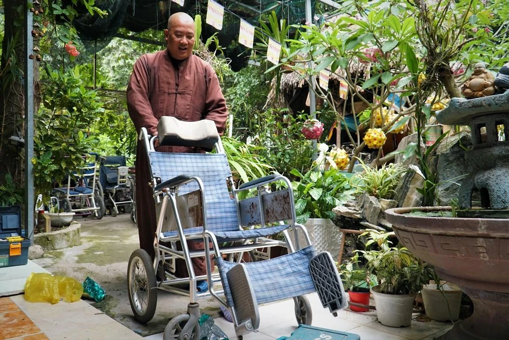 “Đa phần các bệnh nhân đều cần một chiếc xe thích hợp với họ nên khi xin xe thì họ cần gửi thông tin về tình trạng của bản thân kèm hình đến cho thầy. Ví dụ như một người đàn ông bị viêm đa khớp, hai chân bị liệt, chỉ có thể đi bằng đầu gối thì cần một chiếc xe lăn ngắn để tiện di chuyển. Hoặc một người bị liệt cả người thì xe lăn phải là loại xe nằm, lực đẩy nhẹ vì hầu như họ không thể tự di chuyển bánh xe lăn mà cần người đẩy hộ”, sư thầy Đức Minh cho biết.