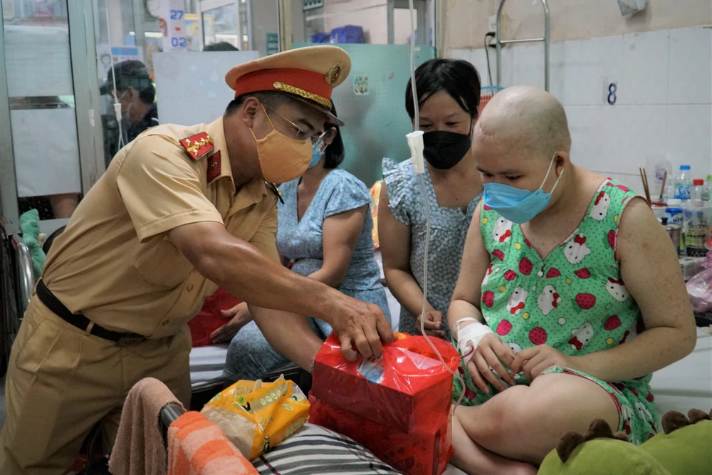 Chiều ngày 1-6, phòng CSGT đường bộ - đường sắt (PC08), Công an TP.HCM đã tổ chức thăm và tặng quà cho các bệnh nhi tại bệnh viện Ung Bướu TP.HCM.