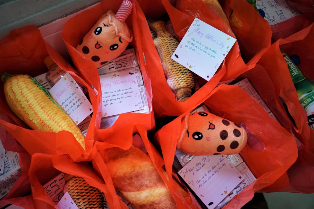 Mỗi phần quà gồm: sữa, bánh, thú nhồi bông… trị giá 100.000 ngàn đồng\ phần.