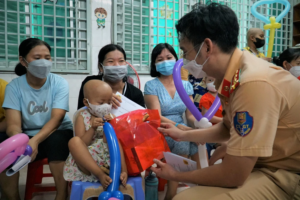 Bên cạnh đó, đoàn còn trao tặng 20 suất học bổng (trị giá 1 triệu đồng\ suất) cho các em thiếu nhi đang điều trị có hoàn cảnh đặc biệt khó khăn.