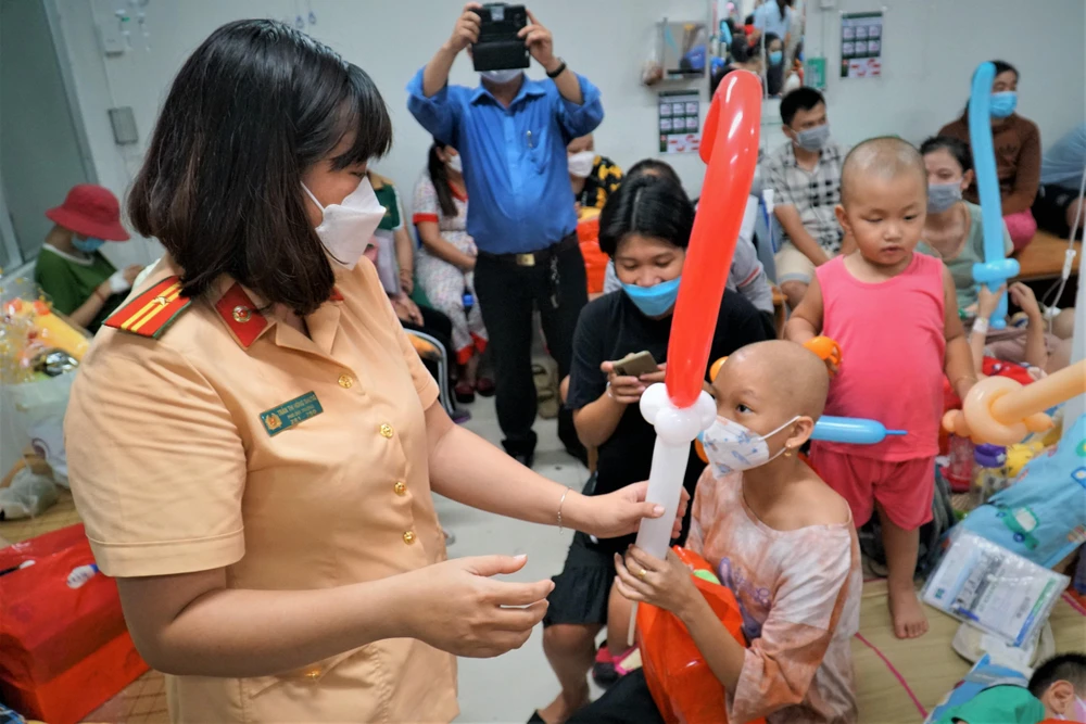 Được biết, đây là năm thứ 3 phòng CSGT đường bộ - đường sắt (PC08) đến thăm hỏi, tặng quà cho bệnh nhi Bệnh viện Ung bướu TP.HCM.