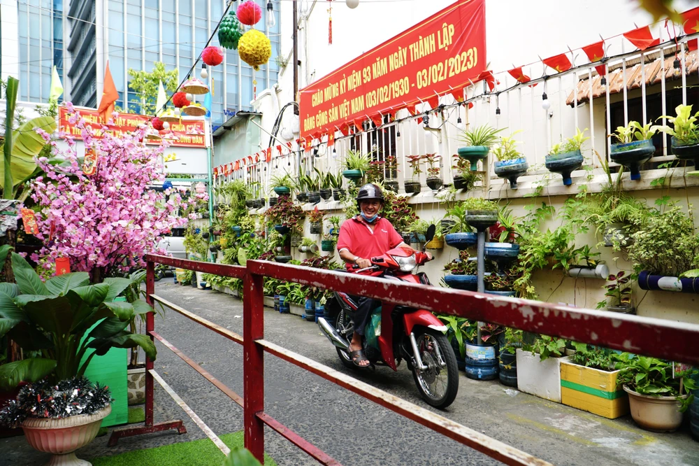 Đường hoa nhỏ trong hẻm không chỉ là công trình thể hiện nét đẹp văn hoá của khu phố mà còn là nơi du ngoạn ngày xuân cho mọi người dân. Nhiều người nô nức dừng chân để check-in.