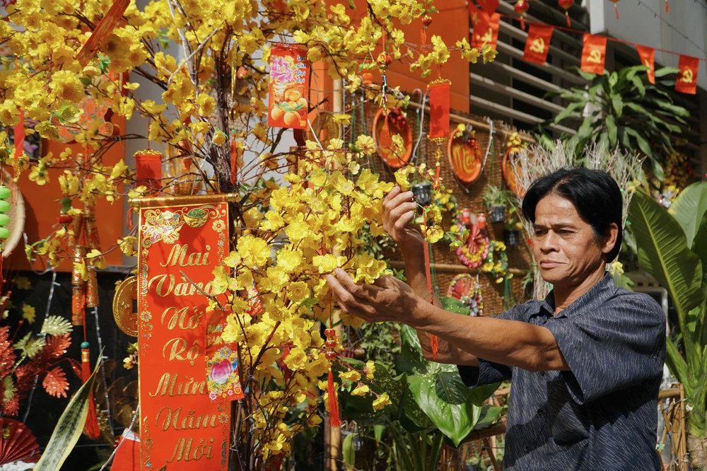 Ngoài việc trích từ nguồn quỹ văn hoá của khu phố thì bà con nơi đây đã chủ động đóng góp thêm, ai có gì thì góp nấy để khu phố thêm rực sắc xuân chuẩn bị đón năm mới.