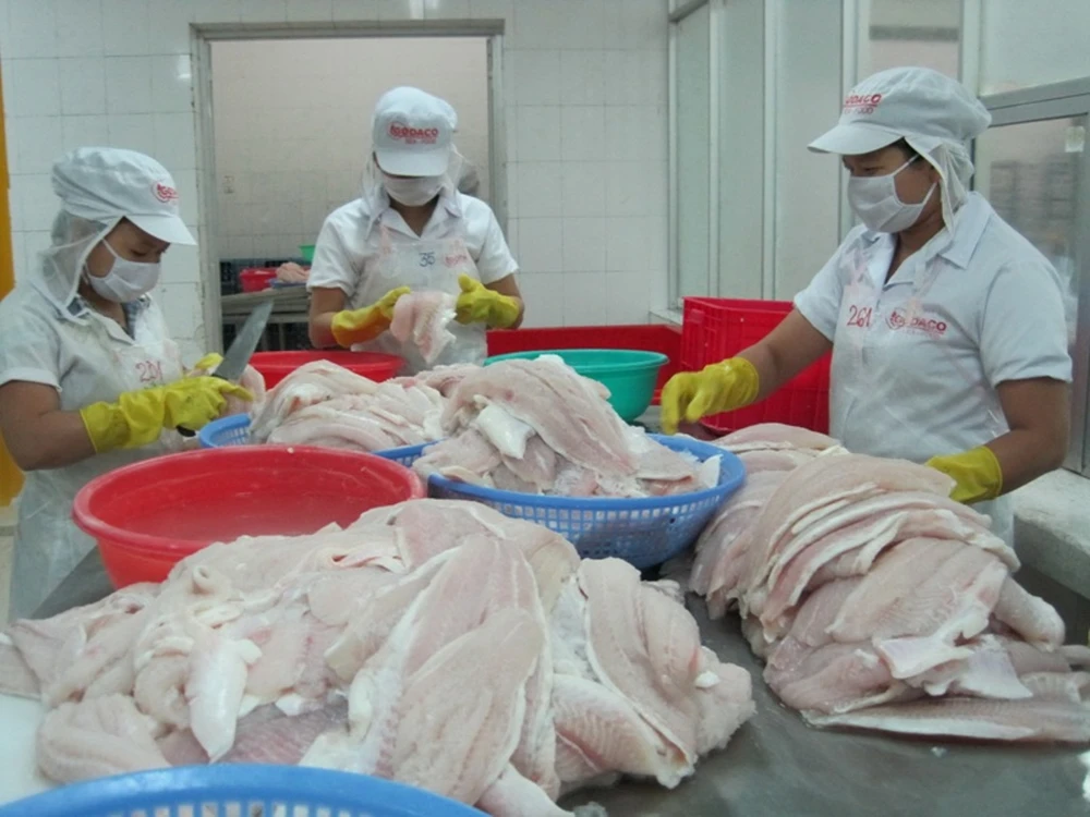 Cá, tôm 'kêu trời' vì phải gánh thêm cả 1 tỉ đồng phí ảnh 1 Cá, tôm 'kêu trời' vì phải gánh thêm cả 1 tỉ đồng phí ảnh 1