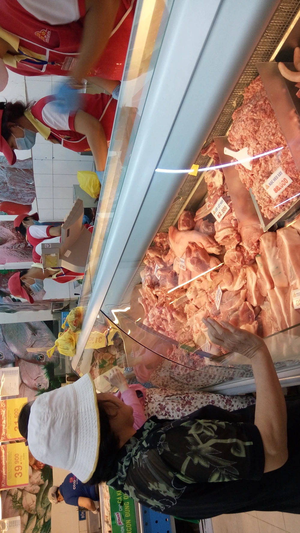 Heo ngoại đổ bộ ồ ạt, heo nội 'treo chuồng' ảnh 1