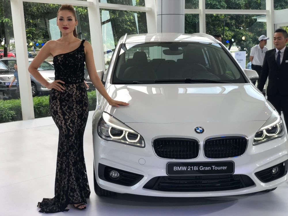 Hàng loạt xe sang cùng người đẹp 'đổ bộ' Sài Gòn ảnh 5