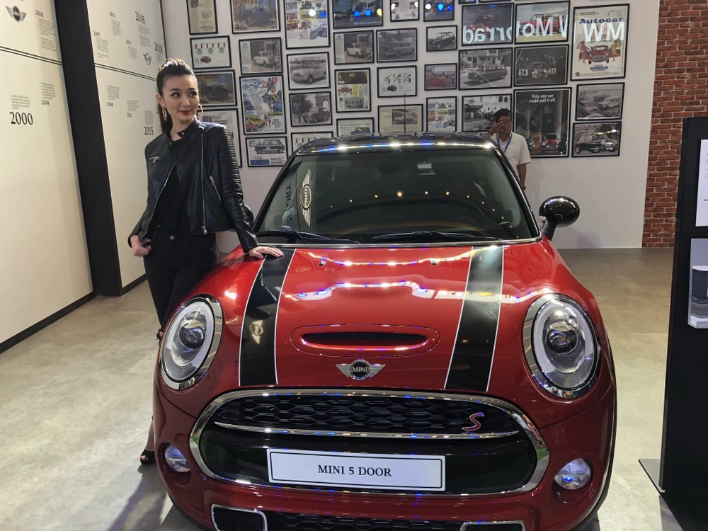 Hàng loạt xe sang cùng người đẹp 'đổ bộ' Sài Gòn ảnh 6