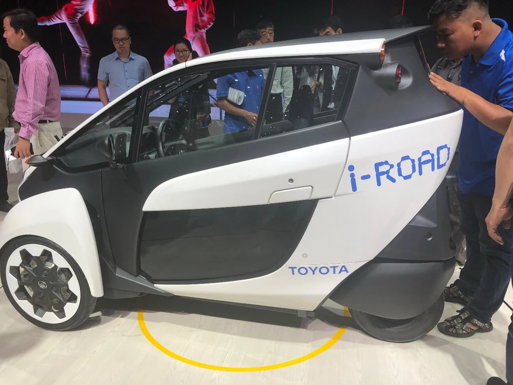 'Độc, lạ' chiếc xe điện 3 bánh I-Road tại triển lãm ô tô 2018 ảnh 6 'Độc, lạ' chiếc xe điện 3 bánh I-Road tại triển lãm ô tô 2018 ảnh 6