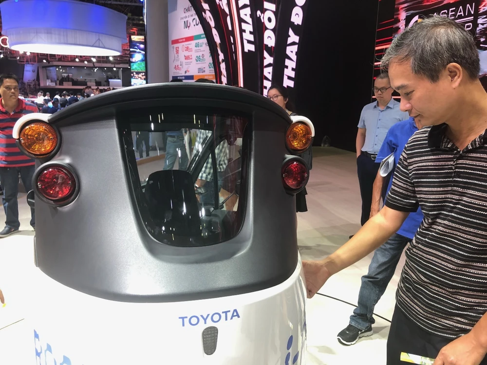 'Độc, lạ' chiếc xe điện 3 bánh I-Road tại triển lãm ô tô 2018 ảnh 7 'Độc, lạ' chiếc xe điện 3 bánh I-Road tại triển lãm ô tô 2018 ảnh 7