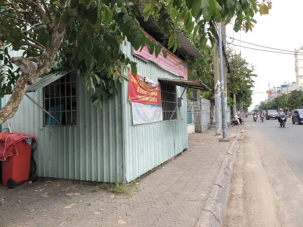 Chùm ảnh: Nhiều chốt bảo vệ dân phố bỏ không, chiếm vỉa hè ảnh 4