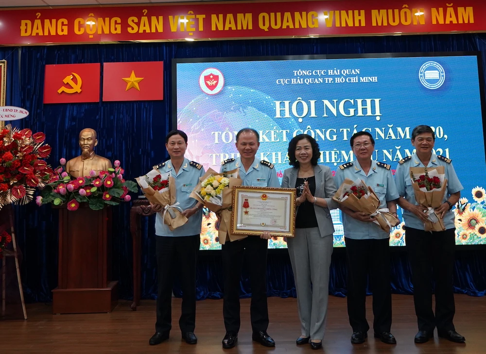 Hải quan TP.HCM đạt thu ngân sách hơn 106.000 tỉ đồng ảnh 3