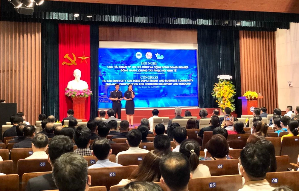 Hội nghị Cục Hải quan TP.HCM và cộng đồng doanh nghiệp đồng hành, chung tay phục hồi kinh tế chiều 14-4. Ảnh: QUANG HUY