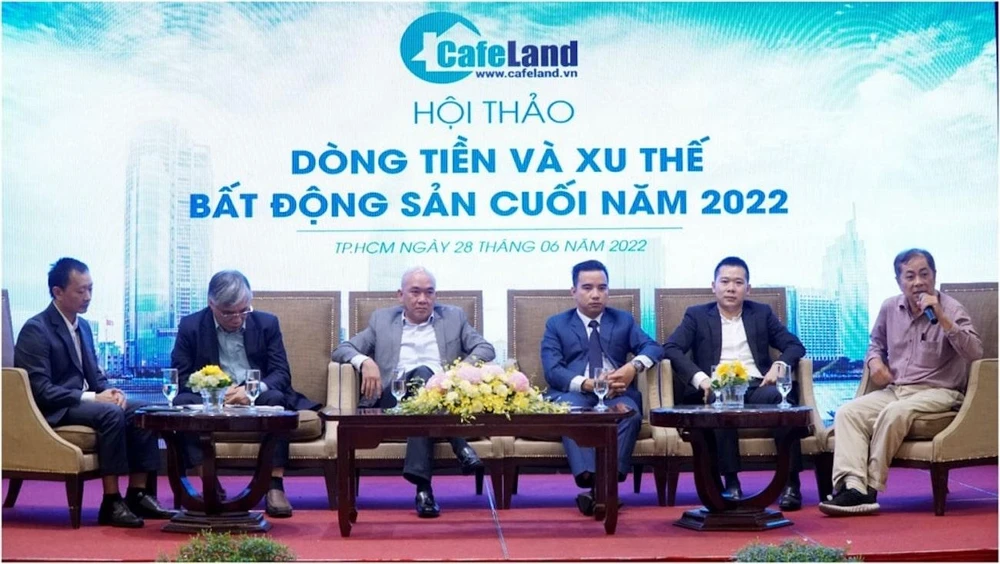 Thị trường bất động sản nửa cuối năm 2022 gặp hai khó khăn về dòng tiền lẫn pháp lý.
