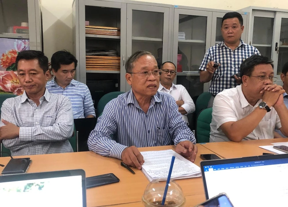 Ông Nguyễn Ngọc Nam, Trưởng ban tổ chức cuộc thi Gạo ngon Việt Nam năm 2022 (ngồi giữa) đang trả lời báo chí. (Ảnh: QH)