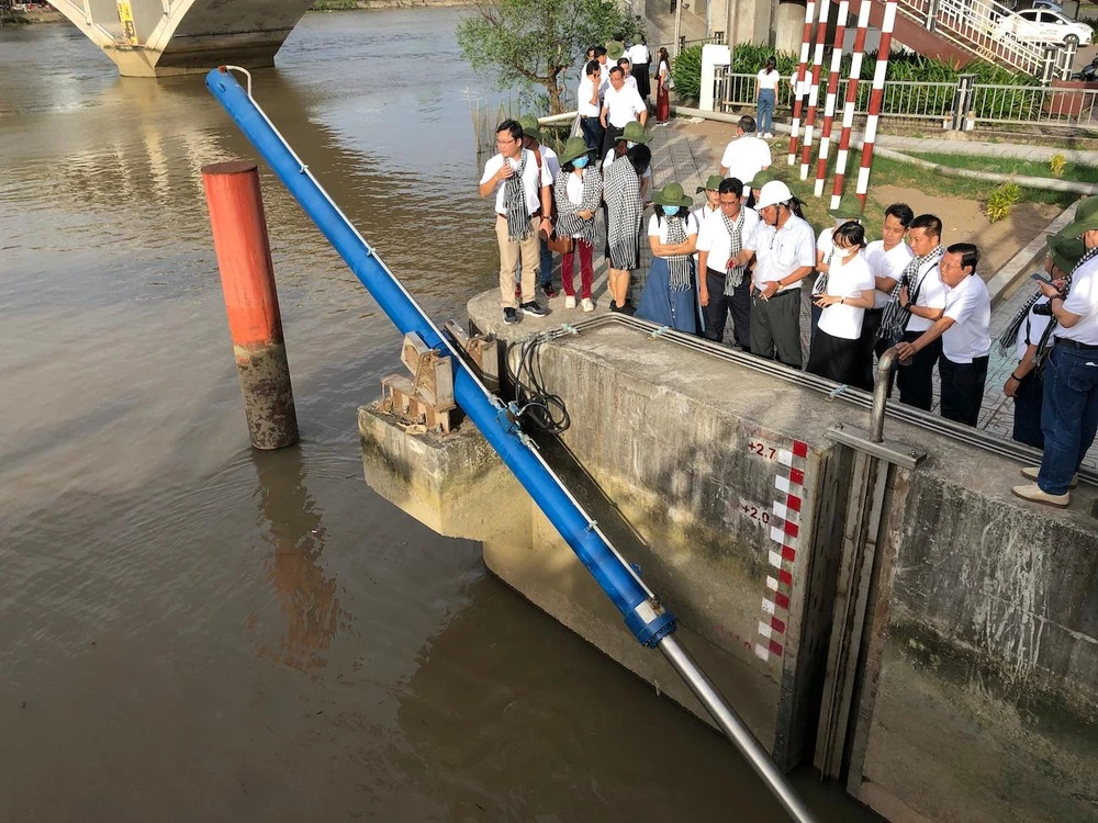 Đoàn hành trình Đất Phương Nam khảo sát thực tế tại một công trình thuỷ lợi chống xâm nhập mặn tại TP Bến Tre. Ảnh: QH