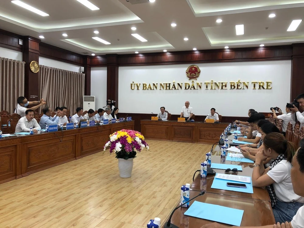 Ông Phan Nguyễn Như Khuê, Trưởng Ban Tuyên giáo Thành ủy TP.HCM cùng đoàn công tác báo chí, tuyên giáo TP.HCM làm việc tại UBND tỉnh Bến Tre chiều 15-11. Ảnh: QH