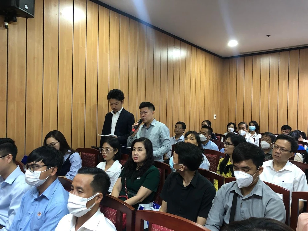 Doanh nghiệp nêu khó khăn do vướng mắc thủ tục hoàn thuế VAT tại hội nghị đối thoại sáng 25-11.Ảnh: QH