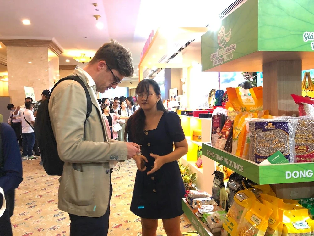 Khách hàng quốc tế tham quan các gian hàng của các doanh nghiệp xuất khẩu Việt Nam tại Diễn đàn Xuất khẩu 2022 ngày 8-12. Ảnh: QH