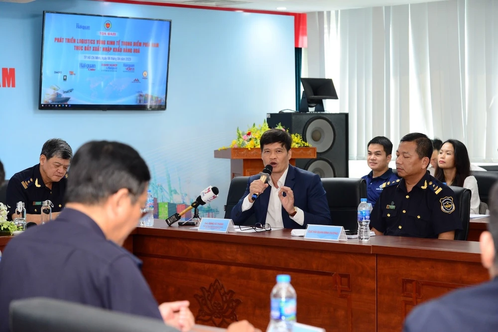 Ông Đặng Vũ Thành, Phó Chủ tịch Hiệp hội Doanh nghiệp dịch vụ Logistics Việt Nam góp ý tại Toạ đàm.