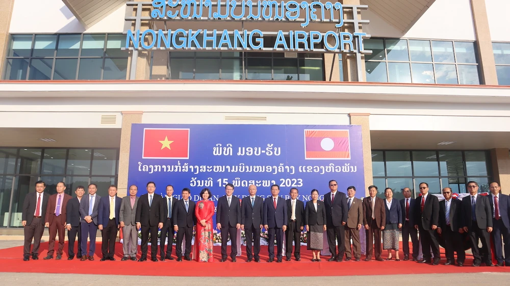Buổi lễ bàn giao sân bay Nong Khang (Lào).