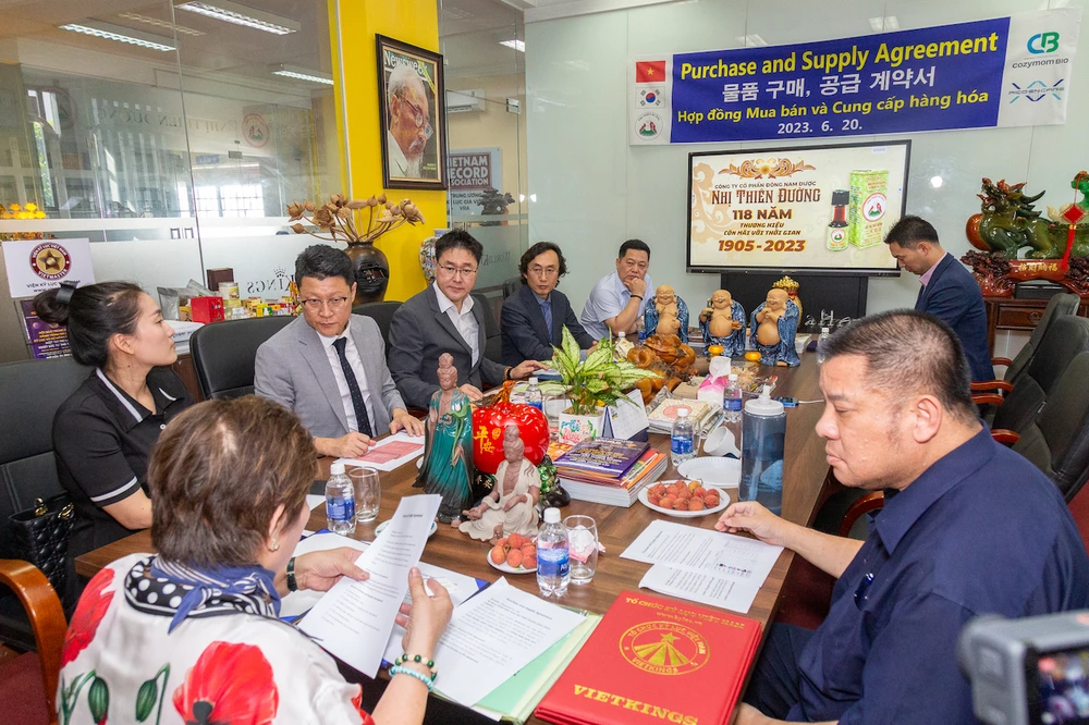 Quang cảnh buổi lễ ký kết hợp tác giữa Công ty Cổ phần Đông Nam Dược Nhị Thiên Đường với hai nhà phân phối sản phẩm hỗ trợ cải thiện và nâng cao sức khỏe hàng đầu của Hàn Quốc là công ty Picoencare và Cozymom Bio. Quang cảnh buổi lễ ký kết hợp tác giữa Công ty Cổ phần Đông Nam Dược Nhị Thiên Đường với hai nhà phân phối sản phẩm hỗ trợ cải thiện và nâng cao sức khỏe hàng đầu của Hàn Quốc là công ty Picoencare và Cozymom Bio.