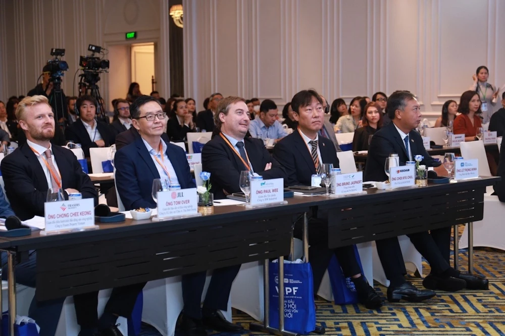 Các chuyên gia góp ý Việt Nam cần cung cấp dịch vụ ổn định cho các nhà đầu tư như năng lượng, và tăng chất lượng nguồn nhân lực.