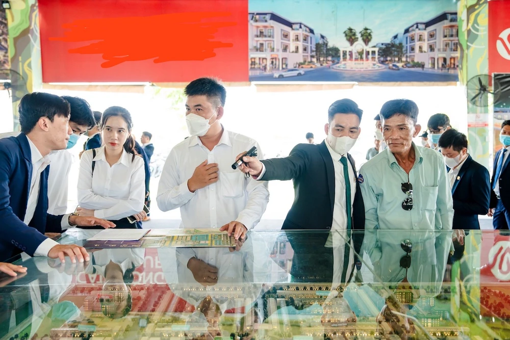 Nhiều ý kiến cho rằng bỏ quy định bắt buộc giao dịch nhà đất qua sàn tạo điều kiện thuận lợi cho chủ đầu tư và khách hàng được tự do lựa chọn phương thức giao dịch.