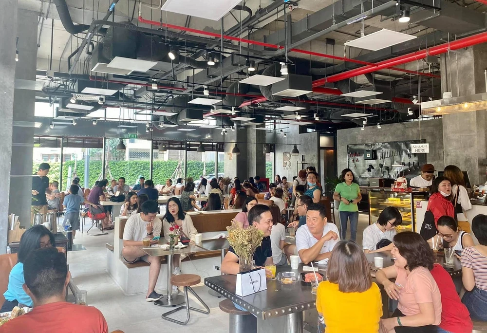 Số lượng nhà hàng, quán cà phê tại Việt Nam tăng đều mỗi năm.