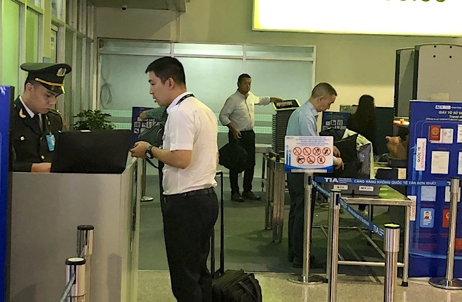 Tạm hoãn xuất cảnh