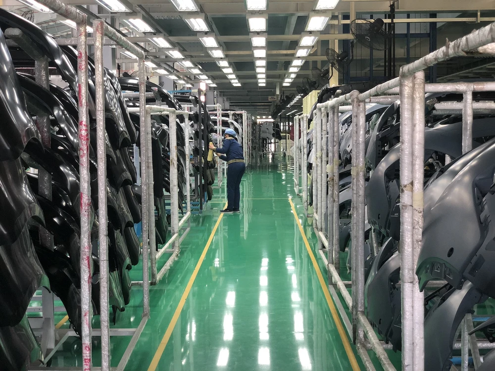 tiền Các doanh nghiệp cũng mong muốn có thêm chính sách hỗ trợ dài hạn, chẳng hạn như gia hạn thời gian giảm tiền thuê đất. Ảnh: QH