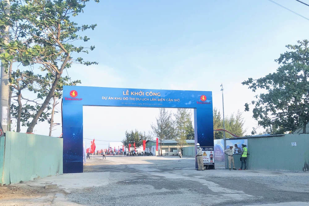 Khu vực tổ chức lễ khởi công dự án siêu đô thị du lịch lấn biển Cần Giờ sáng 19-4. Ảnh: Q.HUY-N.HÓA