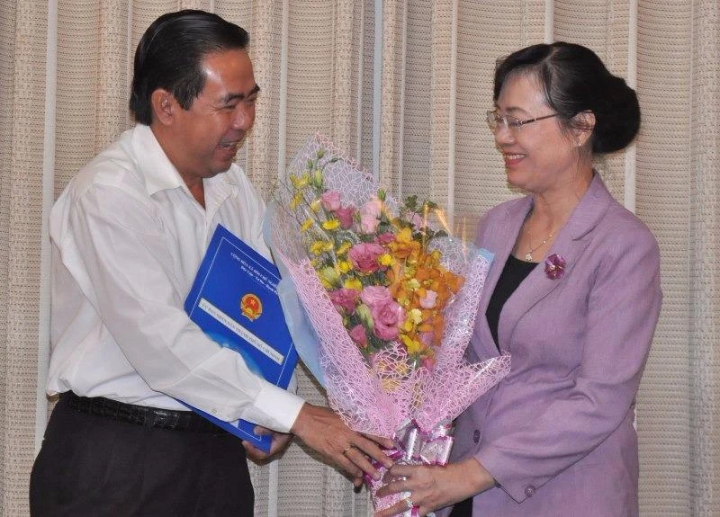 trao quyết định cho ông Nguyễn Văn Lâm