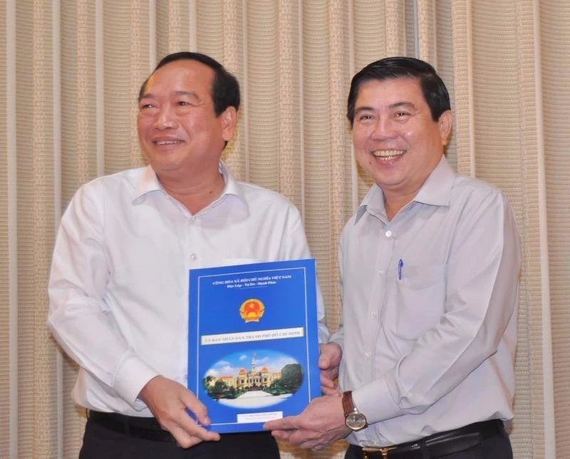 Trao quyết định cho ông Phạm Công Hùng