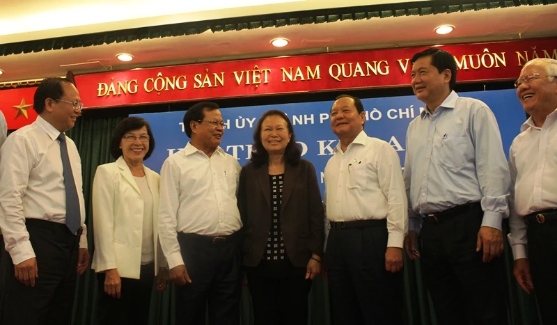 Bí thư TP. Hà Nội Phạm Quang Nghị, Bí thư TP.HCM Đinh La Thăng trao đổi với bà Trần Hồng Ánh - con gái của ông Trần Bạch Đằng. Ảnh: TÁ LÂM