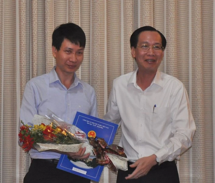 Phó Chủ tịch UBND TP Lê Thanh Liêm trao quyết định cho ông Trương Trung Kiên.