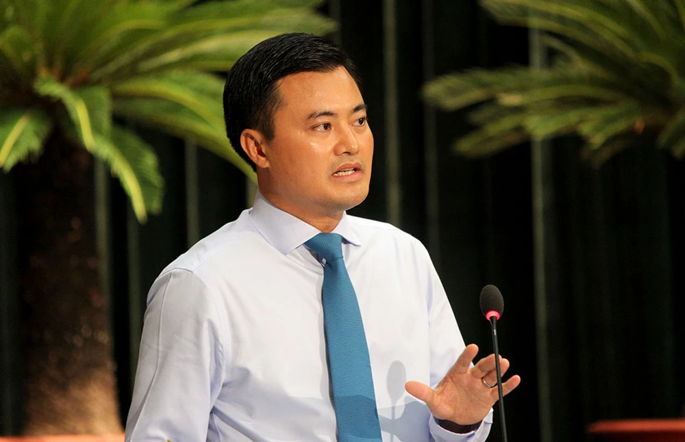 Giám đốc Sở GTVT Bùi Xuân Cường trả lời chất vấn. Ảnh: HOÀNG GIANG